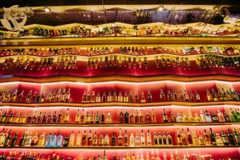 V. Lounge