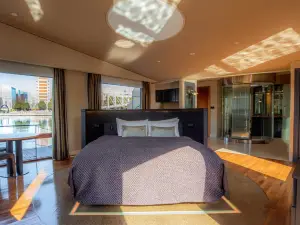 Petals Tokyo - Floating Hotel