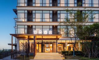 Atour Hotel Emeishan Railway Station Exiu Lake