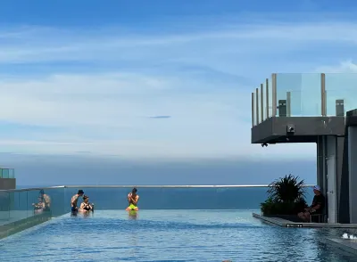 WCC The base central pattaya Các khách sạn gần Beach Road