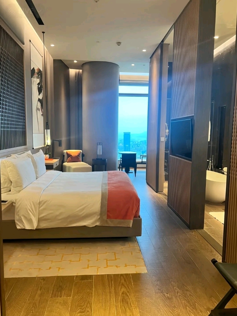 #广州酒店【Must lock in this hotel when visiting Guangzhou‼ ️】My best friend didn’t lie to me! Staying at Jumeirah in Guangdong for three consecutive days saved one night. 💰Looking up at the terrace in the room, you can see a glowing slim waist. 🌠The night view is so beautiful as soon as you open the window! The hotel is in the heart of Tianhe District, a 5-minute walk from the subway, and the taxi to Guangzhou Tower is just the starting price~

🔥Privately recommended gameplay:
▫️18:00 Go to the rooftop bar to take pictures of the tower view at dusk
▫️20:00 Take a crystal cruise to enjoy the breeze and admire the lights of the Pearl River
▫️After visiting the Grand Theater exhibition during the day, I jumped into the high-altitude swimming pool as soon as I came back~