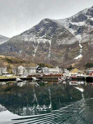ノルウェーの縮図：1日でフィヨルド、雪山、滝を満喫。